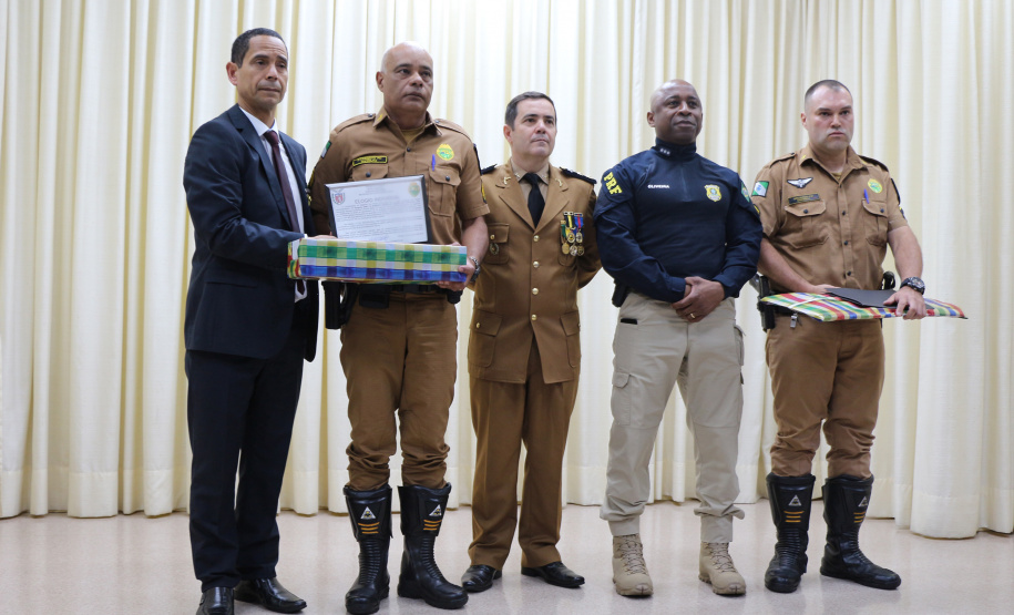 A entrega de medalhas de Mérito Rodoviário e homenagens aos policiais militares marcaram o evento de comemoração pelos 55 anos de criação do Batalhão de Polícia Rodoviária (BPRv) nesta sexta-feira (25), no auditório do Departamento de Estradas e Rodagem, em Curitiba.