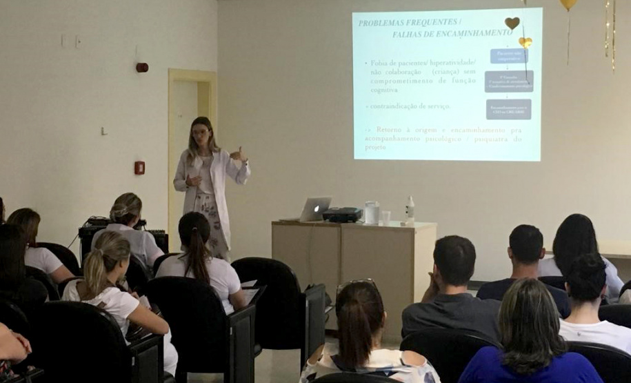 O cuidado com a região da boca reflete em todo o organismo. A saúde bucal tem relação com bactérias e outros microorganismos prejudiciais à saúde que podem acessar o organismo pela boca. “A Secretaria de Saúde desenvolve ações, programas e treinamentos para aprimorar e qualificar os atendimentos aos paranaenses. Cuidar da saúde bucal é uma das medidas para prevenir várias doenças”, alerta o secretário Beto Preto.Foto: Divulgação/SESA