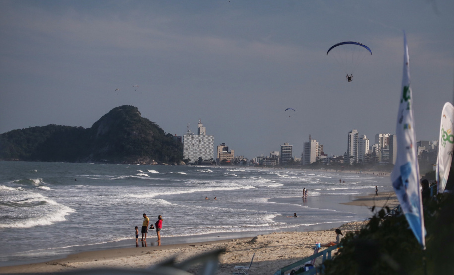 O Instituto Ambiental do Paraná (IAP) começará a coletar as amostras para os boletins semanais de balneabilidade da temporada de verão 2019/2020 já a partir do dia 18 de novembro. O primeiro boletim será disponibilizado na semana do Natal e fará um balanço de mais de 60 regiões. A expectativa é de manutenção da qualidade das águas no Litoral e nas praias artificiais e represas das costas Oeste e Norte. Foto: José Fernando Ogura/AEN