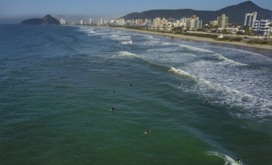 O Instituto Ambiental do Paraná (IAP) começará a coletar as amostras para os boletins semanais de balneabilidade da temporada de verão 2019/2020 já a partir do dia 18 de novembro. O primeiro boletim será disponibilizado na semana do Natal e fará um balanço de mais de 60 regiões. A expectativa é de manutenção da qualidade das águas no Litoral e nas praias artificiais e represas das costas Oeste e Norte.