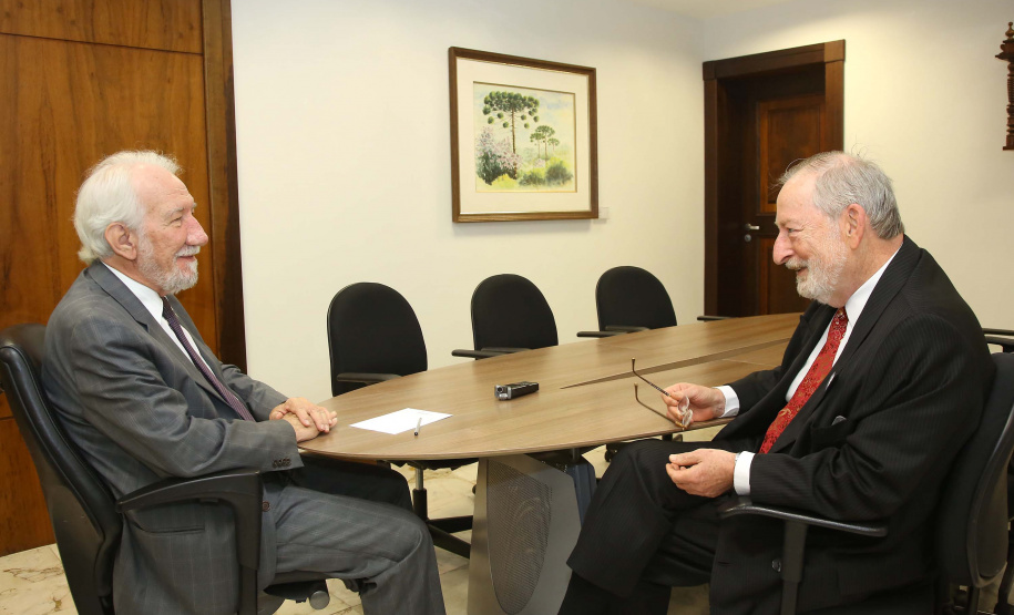O vice-governador Darci Piana se reuniu nesta segunda-feira (28), no Palácio Iguaçu, com o embaixador Igor Kipman, chefe do escritório de Representação no Paraná do Ministério das Relações Exteriores. Eles discutiram questões relativas às relações internacionais do Brasil e como elas refletem no Paraná, além da possibilidade de abertura de novos mercados para o Estado. Foto:Jaelson Lucas / AEN