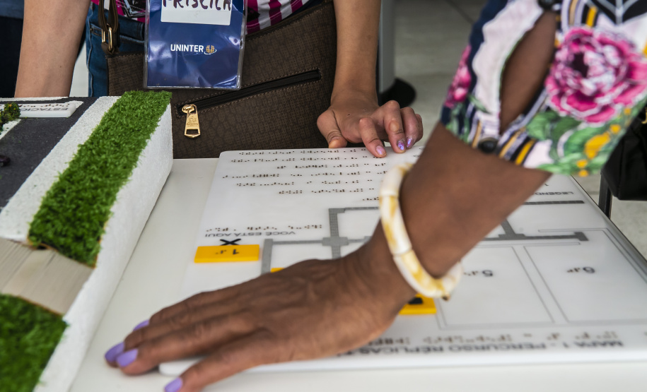 Um grupo de 45 integrantes do Movimento Brasileiro de Mulheres Cegas e com Baixa Visão visitou no sábado (26) o Museu Oscar Niemeyer (MON) com representantes de vários Estados brasileiros. Foto:Marcos Cantuario