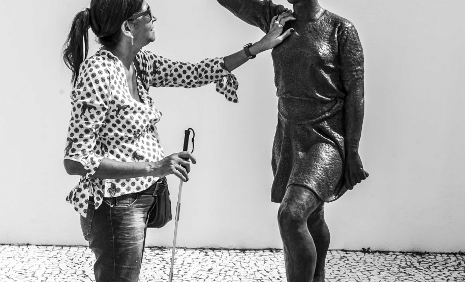 Um grupo de 45 integrantes do Movimento Brasileiro de Mulheres Cegas e com Baixa Visão visitou no sábado (26) o Museu Oscar Niemeyer (MON) com representantes de vários Estados brasileiros. Foto:Marcos Cantuario