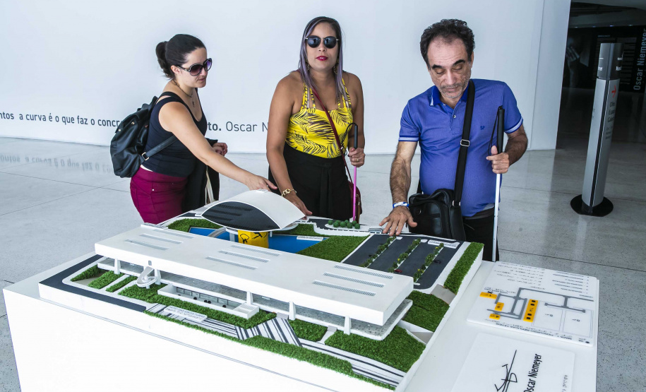 Um grupo de 45 integrantes do Movimento Brasileiro de Mulheres Cegas e com Baixa Visão visitou no sábado (26) o Museu Oscar Niemeyer (MON) com representantes de vários Estados brasileiros. Foto:Marcos Cantuario