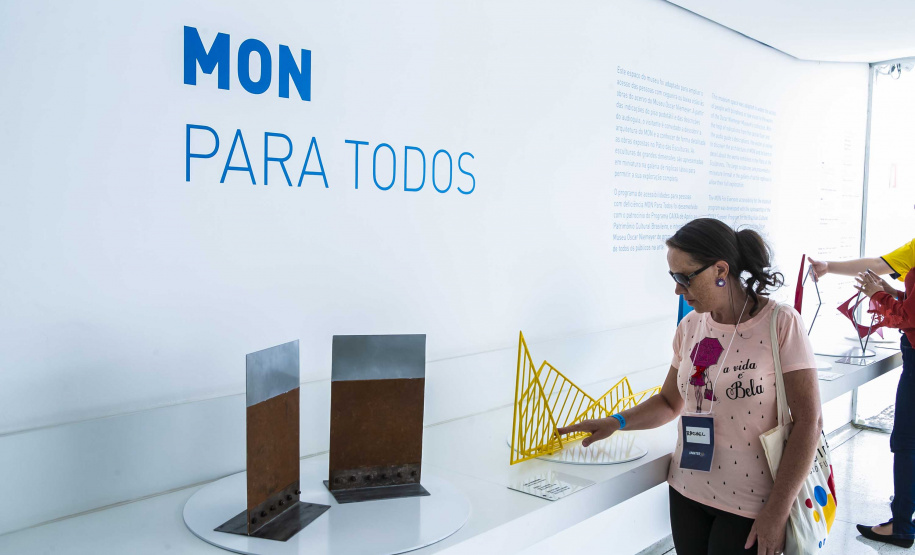Um grupo de 45 integrantes do Movimento Brasileiro de Mulheres Cegas e com Baixa Visão visitou no sábado (26) o Museu Oscar Niemeyer (MON) com representantes de vários Estados brasileiros. Foto:Marcos Cantuario
