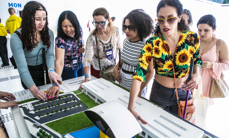 Um grupo de 45 integrantes do Movimento Brasileiro de Mulheres Cegas e com Baixa Visão visitou no sábado (26) o Museu Oscar Niemeyer (MON) com representantes de vários Estados brasileiros. Foto:Marcos Cantuario