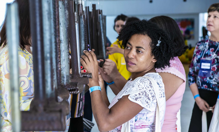 Um grupo de 45 integrantes do Movimento Brasileiro de Mulheres Cegas e com Baixa Visão visitou no sábado (26) o Museu Oscar Niemeyer (MON) com representantes de vários Estados brasileiros. Foto:Marcos Cantuario