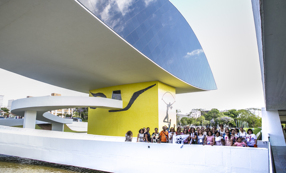 Um grupo de 45 integrantes do Movimento Brasileiro de Mulheres Cegas e com Baixa Visão visitou no sábado (26) o Museu Oscar Niemeyer (MON) com representantes de vários Estados brasileiros. Foto:Marcos Cantuario