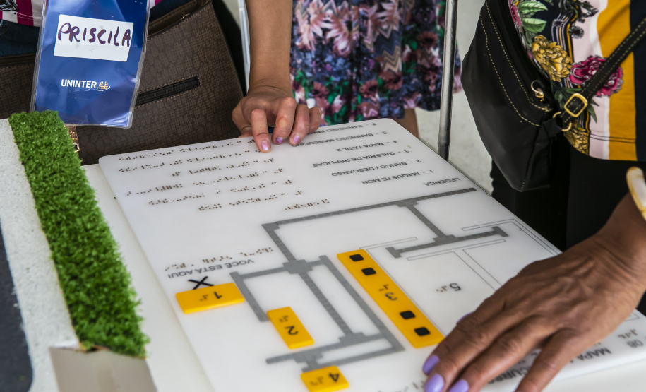 Um grupo de 45 integrantes do Movimento Brasileiro de Mulheres Cegas e com Baixa Visão visitou no sábado (26) o Museu Oscar Niemeyer (MON) com representantes de vários Estados brasileiros. Foto:Marcos Cantuario