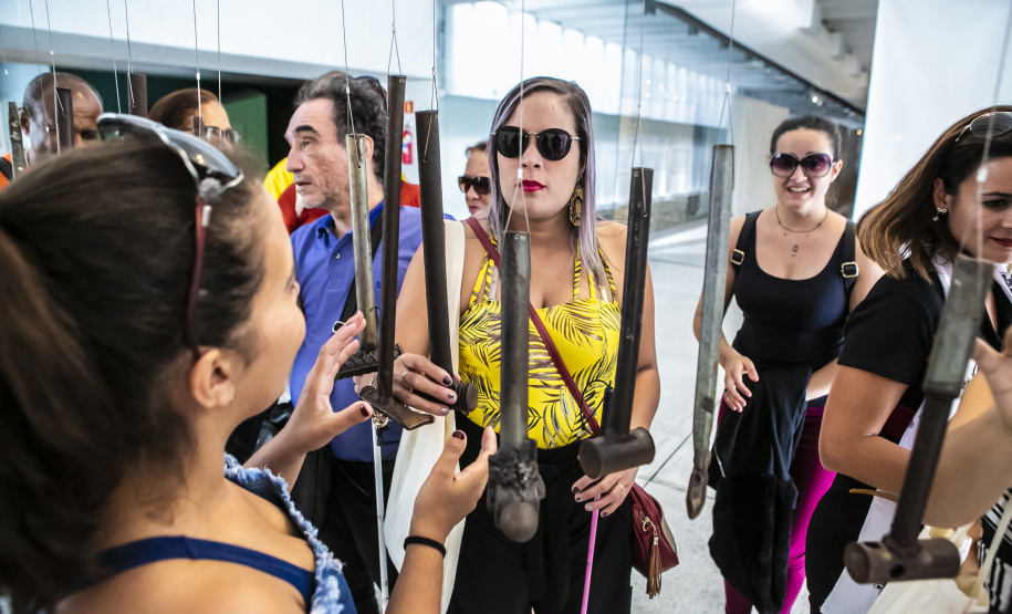 Um grupo de 45 integrantes do Movimento Brasileiro de Mulheres Cegas e com Baixa Visão visitou no sábado (26) o Museu Oscar Niemeyer (MON) com representantes de vários Estados brasileiros. Foto:Marcos Cantuario