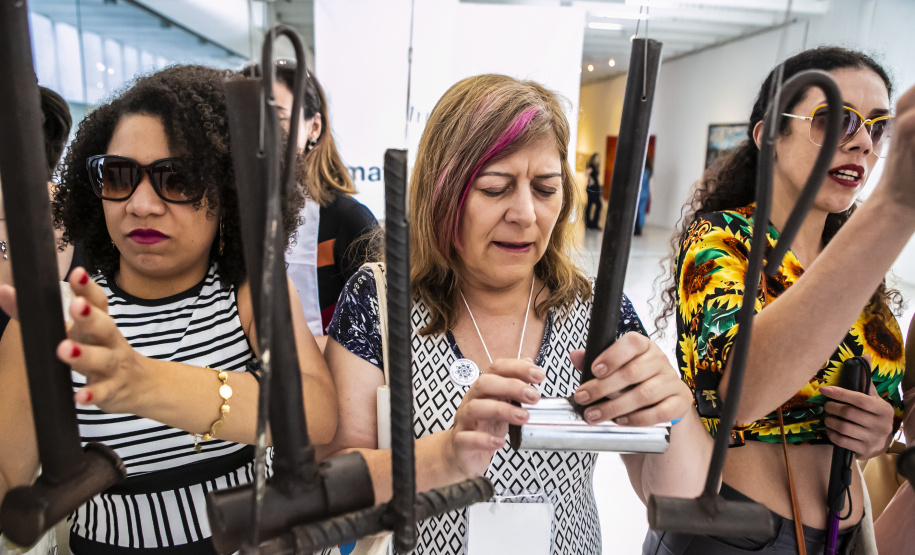 Um grupo de 45 integrantes do Movimento Brasileiro de Mulheres Cegas e com Baixa Visão visitou no sábado (26) o Museu Oscar Niemeyer (MON) com representantes de vários Estados brasileiros. Foto:Marcos Cantuario