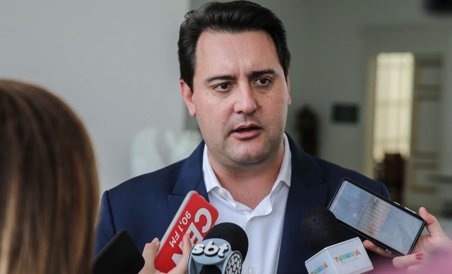 O governador Carlos Massa Ratinho Junior se reúne nesta segunda-feira (28) com o presidente da Caixa Econômica Federal, Pedro Guimarães, para discutir parcerias e investimentos em saneamento e habitação, no Palácio Iguaçu. Curitiba, 28/10/2019 - Foto: Geraldo Bubniak/AEN