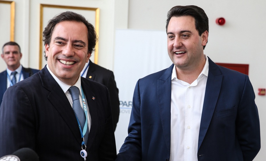 O governador Carlos Massa Ratinho Junior se reúne nesta segunda-feira (28) com o presidente da Caixa Econômica Federal, Pedro Guimarães, para discutir parcerias e investimentos em saneamento e habitação, no Palácio Iguaçu. Curitiba, 28/10/2019 - Foto: Geraldo Bubniak/AEN