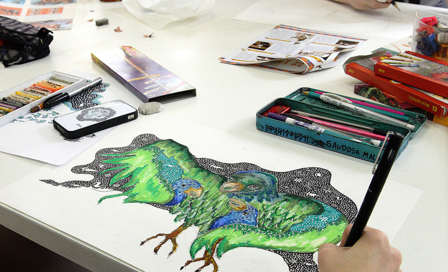 Encerra na próxima segunda-feira, 4 de novembro, o prazo de envio de material para 1º Concurso Paranaense de Desenho promovido pelo Centro Juvenil de Artes, da Secretaria de Estado da Comunicação Social e da Cultura. Voltada para crianças e adolescentes de 8 a 17 anos, essa primeira edição propõe como tema Heranças culturais do Paraná. O regulamento completo está disponível no site http://www.cjap.seec.pr.gov.br.Foto: Kraw Penas/SEEC