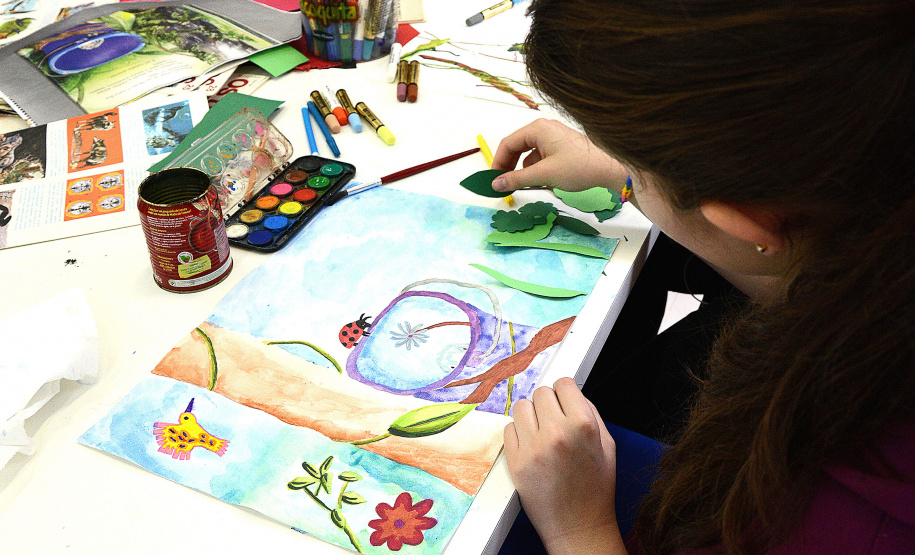 Encerra na próxima segunda-feira, 4 de novembro, o prazo de envio de material para 1º Concurso Paranaense de Desenho promovido pelo Centro Juvenil de Artes, da Secretaria de Estado da Comunicação Social e da Cultura. Voltada para crianças e adolescentes de 8 a 17 anos, essa primeira edição propõe como tema Heranças culturais do Paraná. O regulamento completo está disponível no site http://www.cjap.seec.pr.gov.br.Foto: Kraw Penas/SEEC