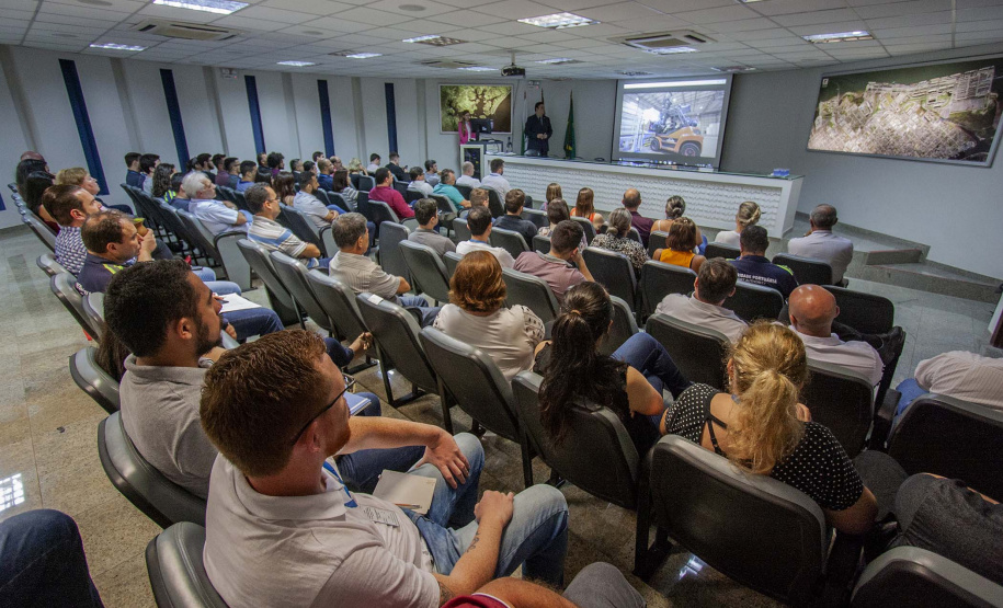 Para construir uma relação de maior confiança com investidores e clientes, a Portos do Paraná adota uma série de medidas no combate à corrupção, como forma de garantir ética e integridade no serviço público. Diretores e funcionários da empresa pública participaram nesta segunda-feira (28) de uma palestra com o controlador-geral do Estado, Raul Siqueira, sobre o Programa de Integridade e Compliance do Governo do Paraná.