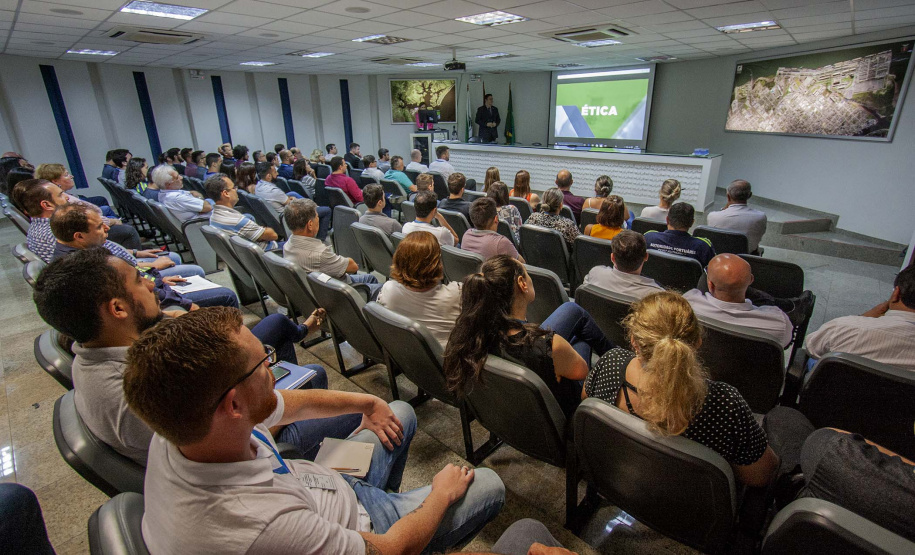 Para construir uma relação de maior confiança com investidores e clientes, a Portos do Paraná adota uma série de medidas no combate à corrupção, como forma de garantir ética e integridade no serviço público. Diretores e funcionários da empresa pública participaram nesta segunda-feira (28) de uma palestra com o controlador-geral do Estado, Raul Siqueira, sobre o Programa de Integridade e Compliance do Governo do Paraná.