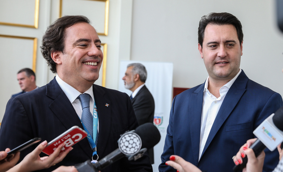 O governador Carlos Massa Ratinho Junior e o presidente da Caixa Econômica Federal, Pedro Guimarães, discutiram nesta segunda-feira (28) a possibilidade do Paraná acessar uma linha de crédito para investimentos em saneamento, infraestrutura e desenvolvimento urbano. Foto: Geraldo Bubniak/AEN