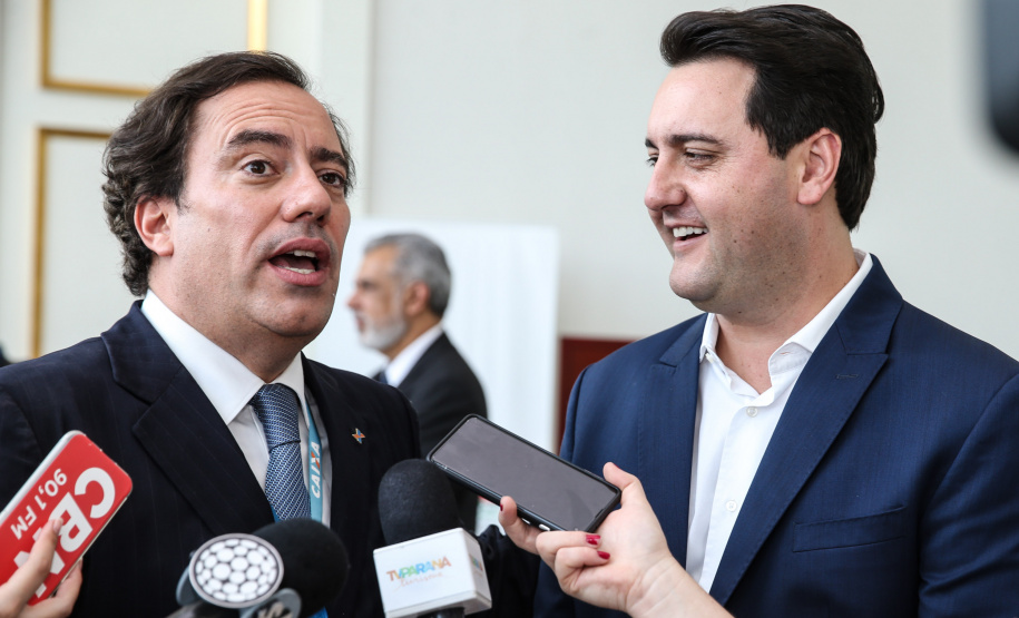 O governador Carlos Massa Ratinho Junior e o presidente da Caixa Econômica Federal, Pedro Guimarães, discutiram nesta segunda-feira (28) a possibilidade do Paraná acessar uma linha de crédito para investimentos em saneamento, infraestrutura e desenvolvimento urbano. Foto: Geraldo Bubniak/AEN