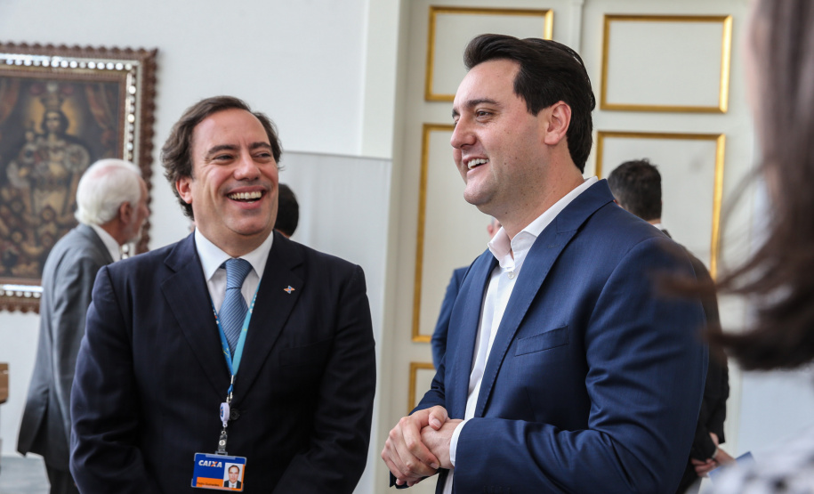 O governador Carlos Massa Ratinho Junior e o presidente da Caixa Econômica Federal, Pedro Guimarães, discutiram nesta segunda-feira (28) a possibilidade do Paraná acessar uma linha de crédito para investimentos em saneamento, infraestrutura e desenvolvimento urbano. Foto: Geraldo Bubniak/AEN