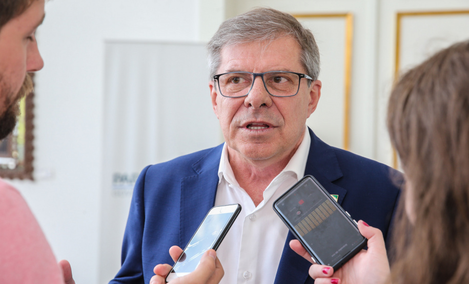 O governador Carlos Massa Ratinho Junior e o presidente da Caixa Econômica Federal, Pedro Guimarães, discutiram nesta segunda-feira (28) a possibilidade do Paraná acessar uma linha de crédito para investimentos em saneamento, infraestrutura e desenvolvimento urbano. Foto: Geraldo Bubniak/AEN