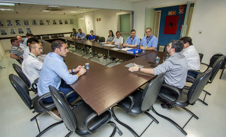 A mudança do conceito do projeto de modernização do Corredor de Exportação Leste do Porto de Paranaguá aumentará a capacidade operacional do complexo em 100%. A ideia inicial era ampliar em 33%. A novidade foi comunicada nesta segunda-feira (28) pelo diretor-presidente da Portos do Paraná, Luiz Fernando Garcia, durante reunião mensal entre a empresa pública e os representantes da Associação dos Terminais do Corredor de Exportação de Paranaguá (Atexp).