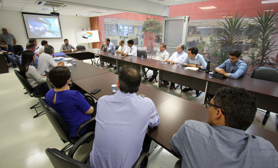 A mudança do conceito do projeto de modernização do Corredor de Exportação Leste do Porto de Paranaguá aumentará a capacidade operacional do complexo em 100%. A ideia inicial era ampliar em 33%. A novidade foi comunicada nesta segunda-feira (28) pelo diretor-presidente da Portos do Paraná, Luiz Fernando Garcia, durante reunião mensal entre a empresa pública e os representantes da Associação dos Terminais do Corredor de Exportação de Paranaguá (Atexp).