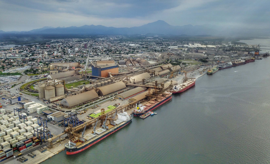 A mudança do conceito do projeto de modernização do Corredor de Exportação Leste do Porto de Paranaguá aumentará a capacidade operacional do complexo em 100%. A ideia inicial era ampliar em 33%. A novidade foi comunicada nesta segunda-feira (28) pelo diretor-presidente da Portos do Paraná, Luiz Fernando Garcia, durante reunião mensal entre a empresa pública e os representantes da Associação dos Terminais do Corredor de Exportação de Paranaguá (Atexp). Foto: José Fernando Ogura/AEN