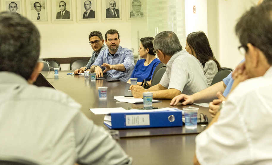 A mudança do conceito do projeto de modernização do Corredor de Exportação Leste do Porto de Paranaguá aumentará a capacidade operacional do complexo em 100%. A ideia inicial era ampliar em 33%. A novidade foi comunicada nesta segunda-feira (28) pelo diretor-presidente da Portos do Paraná, Luiz Fernando Garcia, durante reunião mensal entre a empresa pública e os representantes da Associação dos Terminais do Corredor de Exportação de Paranaguá (Atexp).