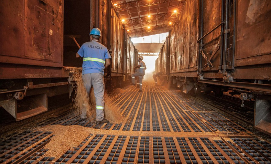 A mudança do conceito do projeto de modernização do Corredor de Exportação Leste do Porto de Paranaguá aumentará a capacidade operacional do complexo em 100%. A ideia inicial era ampliar em 33%. A novidade foi comunicada nesta segunda-feira (28) pelo diretor-presidente da Portos do Paraná, Luiz Fernando Garcia, durante reunião mensal entre a empresa pública e os representantes da Associação dos Terminais do Corredor de Exportação de Paranaguá (Atexp).