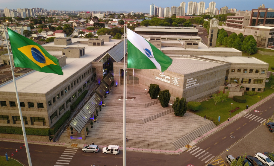 O governador Carlos Massa Ratinho Junior participou nesta segunda-feira (28), em Curitiba, da solenidade de posse da nova diretoria da Fiep, que será liderada pelo empresário Carlos Valter Martins Pedro nos próximos quatro anos. Ele substitui Edson Campagnolo no comando da federação. Foto: José Fernando Ogura/AEN