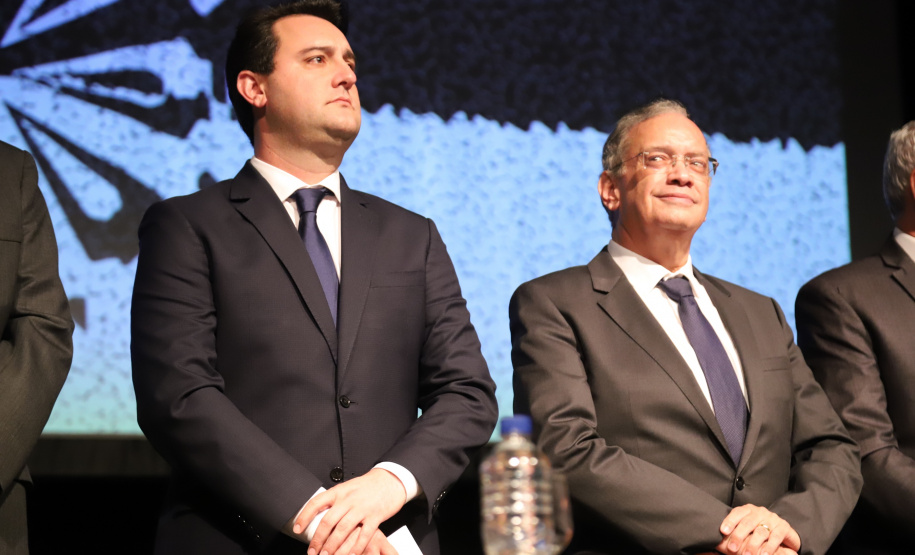 O governador Carlos Massa Ratinho Junior participou nesta segunda-feira (28), em Curitiba, da solenidade de posse da nova diretoria da Fiep, que será liderada pelo empresário Carlos Valter Martins Pedro nos próximos quatro anos. Ele substitui Edson Campagnolo no comando da federação. Foto: José Fernando Ogura/AEN