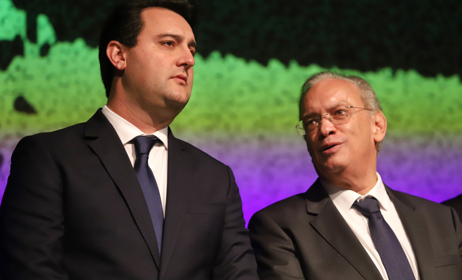 O governador Carlos Massa Ratinho Junior participou nesta segunda-feira (28), em Curitiba, da solenidade de posse da nova diretoria da Fiep, que será liderada pelo empresário Carlos Valter Martins Pedro nos próximos quatro anos. Ele substitui Edson Campagnolo no comando da federação. Foto: José Fernando Ogura/AEN