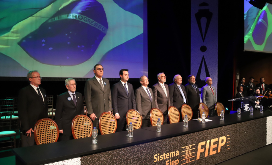 O governador Carlos Massa Ratinho Junior participou nesta segunda-feira (28), em Curitiba, da solenidade de posse da nova diretoria da Fiep, que será liderada pelo empresário Carlos Valter Martins Pedro nos próximos quatro anos. Ele substitui Edson Campagnolo no comando da federação. Foto: José Fernando Ogura/AEN