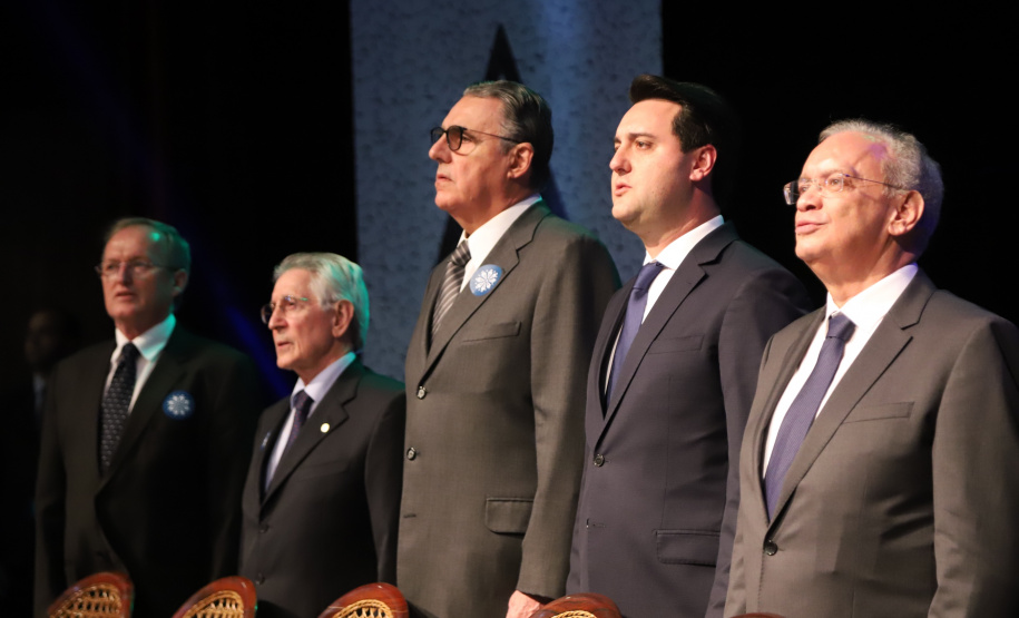 O governador Carlos Massa Ratinho Junior participou nesta segunda-feira (28), em Curitiba, da solenidade de posse da nova diretoria da Fiep, que será liderada pelo empresário Carlos Valter Martins Pedro nos próximos quatro anos. Ele substitui Edson Campagnolo no comando da federação. Foto: José Fernando Ogura/AEN