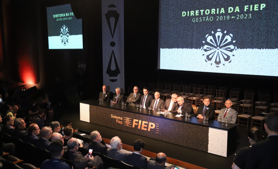 O governador Carlos Massa Ratinho Junior participou nesta segunda-feira (28), em Curitiba, da solenidade de posse da nova diretoria da Fiep, que será liderada pelo empresário Carlos Valter Martins Pedro nos próximos quatro anos. Ele substitui Edson Campagnolo no comando da federação. Foto: José Fernando Ogura/AEN