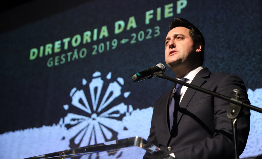 O governador Carlos Massa Ratinho Junior participou nesta segunda-feira (28), em Curitiba, da solenidade de posse da nova diretoria da Fiep, que será liderada pelo empresário Carlos Valter Martins Pedro nos próximos quatro anos. Ele substitui Edson Campagnolo no comando da federação. Foto: José Fernando Ogura/AEN