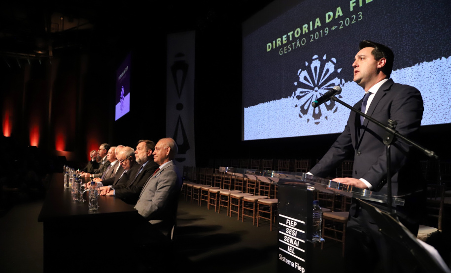 O governador Carlos Massa Ratinho Junior participou nesta segunda-feira (28), em Curitiba, da solenidade de posse da nova diretoria da Fiep, que será liderada pelo empresário Carlos Valter Martins Pedro nos próximos quatro anos. Ele substitui Edson Campagnolo no comando da federação. Foto: José Fernando Ogura/AEN