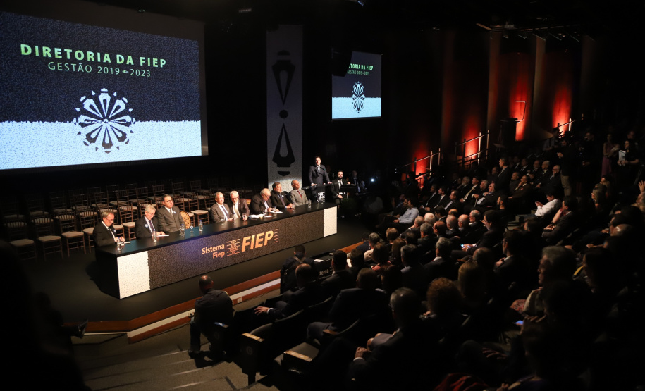 O governador Carlos Massa Ratinho Junior participou nesta segunda-feira (28), em Curitiba, da solenidade de posse da nova diretoria da Fiep, que será liderada pelo empresário Carlos Valter Martins Pedro nos próximos quatro anos. Ele substitui Edson Campagnolo no comando da federação. Foto: José Fernando Ogura/AEN