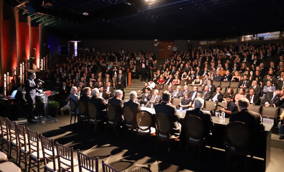 O governador Carlos Massa Ratinho Junior participou nesta segunda-feira (28), em Curitiba, da solenidade de posse da nova diretoria da Fiep, que será liderada pelo empresário Carlos Valter Martins Pedro nos próximos quatro anos. Ele substitui Edson Campagnolo no comando da federação. Foto: José Fernando Ogura/AEN