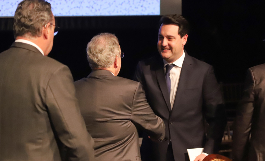 O governador Carlos Massa Ratinho Junior participou nesta segunda-feira (28), em Curitiba, da solenidade de posse da nova diretoria da Fiep, que será liderada pelo empresário Carlos Valter Martins Pedro nos próximos quatro anos. Ele substitui Edson Campagnolo no comando da federação. Foto: José Fernando Ogura/AEN