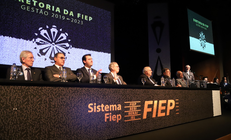 O governador Carlos Massa Ratinho Junior participou nesta segunda-feira (28), em Curitiba, da solenidade de posse da nova diretoria da Fiep, que será liderada pelo empresário Carlos Valter Martins Pedro nos próximos quatro anos. Ele substitui Edson Campagnolo no comando da federação. Foto: José Fernando Ogura/AEN
