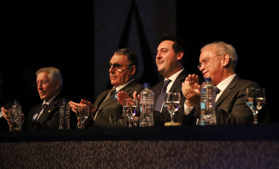 O governador Carlos Massa Ratinho Junior participou nesta segunda-feira (28), em Curitiba, da solenidade de posse da nova diretoria da Fiep, que será liderada pelo empresário Carlos Valter Martins Pedro nos próximos quatro anos. Ele substitui Edson Campagnolo no comando da federação. Foto: José Fernando Ogura/AEN