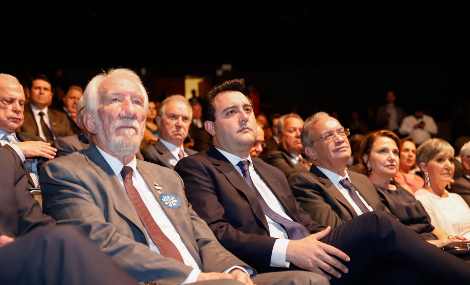 O governador Carlos Massa Ratinho Junior participou nesta segunda-feira (28), em Curitiba, da solenidade de posse da nova diretoria da Fiep, que será liderada pelo empresário Carlos Valter Martins Pedro nos próximos quatro anos. Ele substitui Edson Campagnolo no comando da federação.