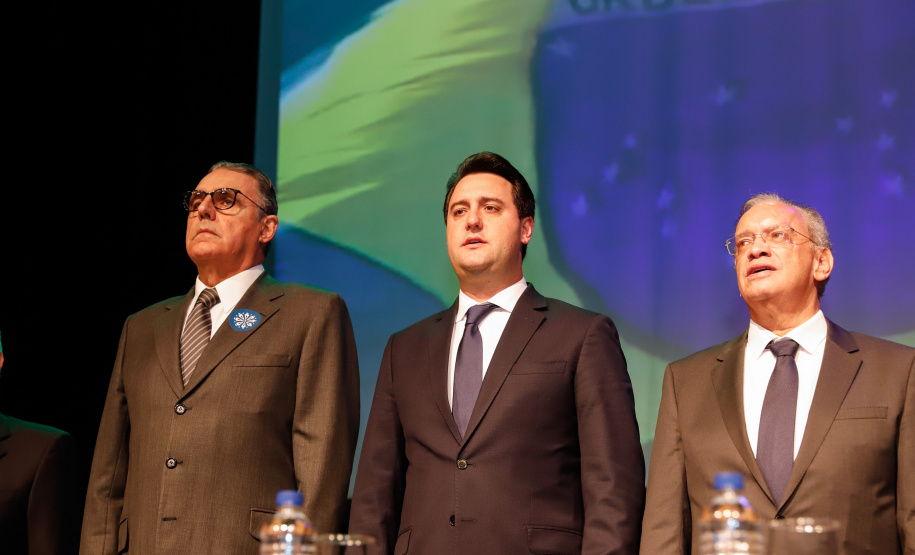 O governador Carlos Massa Ratinho Junior participou nesta segunda-feira (28), em Curitiba, da solenidade de posse da nova diretoria da Fiep, que será liderada pelo empresário Carlos Valter Martins Pedro nos próximos quatro anos. Ele substitui Edson Campagnolo no comando da federação.