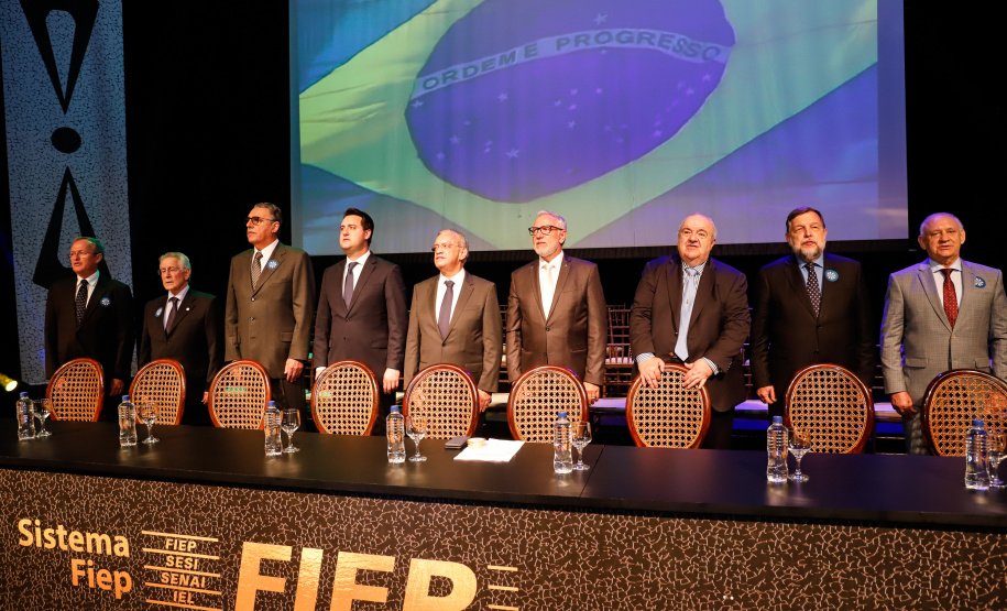 O governador Carlos Massa Ratinho Junior participou nesta segunda-feira (28), em Curitiba, da solenidade de posse da nova diretoria da Fiep, que será liderada pelo empresário Carlos Valter Martins Pedro nos próximos quatro anos. Ele substitui Edson Campagnolo no comando da federação.