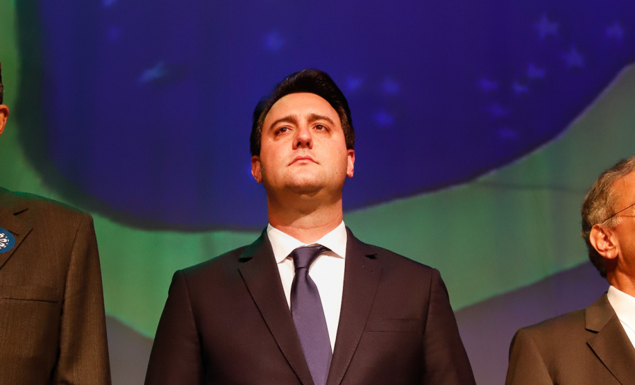 O governador Carlos Massa Ratinho Junior participou nesta segunda-feira (28), em Curitiba, da solenidade de posse da nova diretoria da Fiep, que será liderada pelo empresário Carlos Valter Martins Pedro nos próximos quatro anos. Ele substitui Edson Campagnolo no comando da federação.