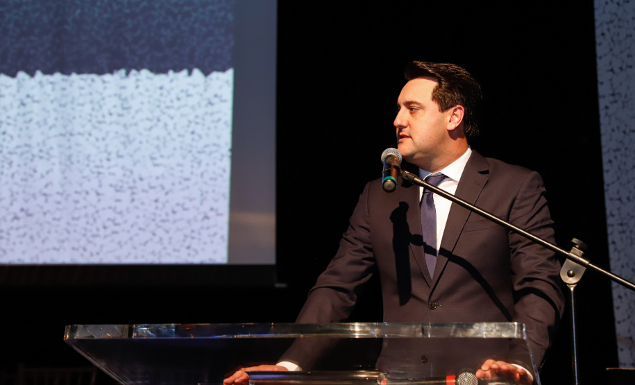 O governador Carlos Massa Ratinho Junior participou nesta segunda-feira (28), em Curitiba, da solenidade de posse da nova diretoria da Fiep, que será liderada pelo empresário Carlos Valter Martins Pedro nos próximos quatro anos. Ele substitui Edson Campagnolo no comando da federação.