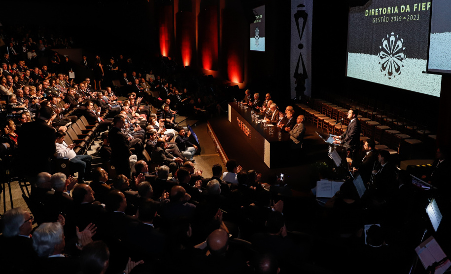 O governador Carlos Massa Ratinho Junior participou nesta segunda-feira (28), em Curitiba, da solenidade de posse da nova diretoria da Fiep, que será liderada pelo empresário Carlos Valter Martins Pedro nos próximos quatro anos. Ele substitui Edson Campagnolo no comando da federação.