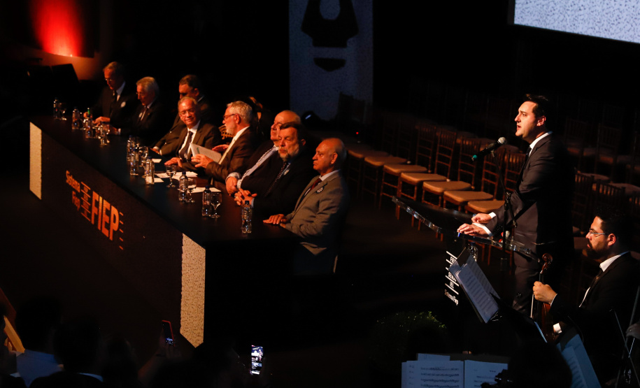 O governador Carlos Massa Ratinho Junior participou nesta segunda-feira (28), em Curitiba, da solenidade de posse da nova diretoria da Fiep, que será liderada pelo empresário Carlos Valter Martins Pedro nos próximos quatro anos. Ele substitui Edson Campagnolo no comando da federação.